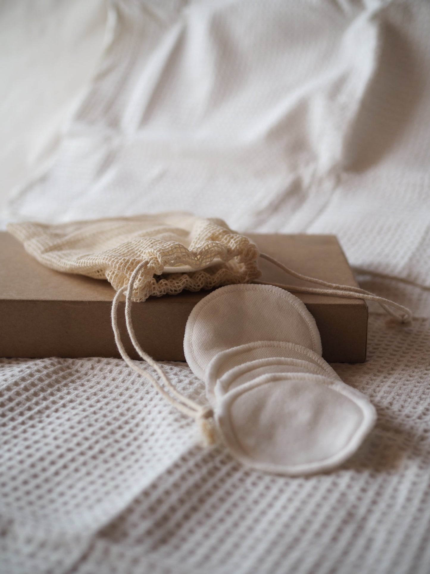 Facial Rounds - Bamboo - Eco Patch= laying on box